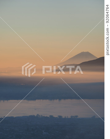 Overlooking the Suwa Basin and Mt. Fuji at sunrise from Shiomine Onorate Park in winter 92064764