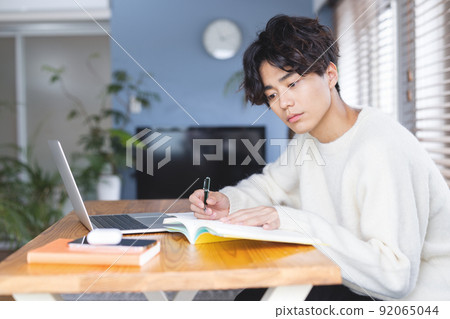 學習計算機的年輕人 92065044