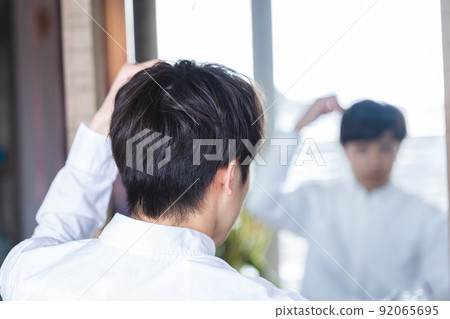 一個男人的背影，後腦勺 92065695