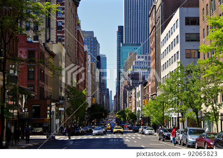 紐約麥迪遜大道。直接穿過曼哈頓建築街道的道路和眾多汽車。 紐約麥迪遜大道。直接穿過曼哈頓建築街道的道路和眾多汽車。 92065823