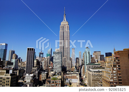 The Empire State Building seen from the rooftop bar on Fifth Avenue in New York. 92065825