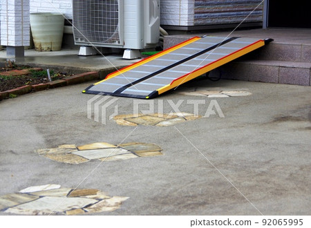 臨時環路 入口處樓梯的臨時坡度 臨時環路 入口處樓梯的臨時坡度 92065995