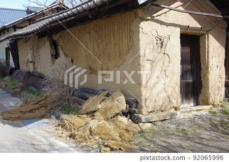由於地震而搖搖欲墜的dozo牆 92065996