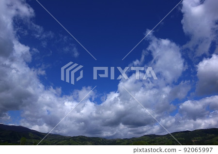 山脈、藍天和白雲 藍天下湧現的雲彩 山脈、藍天和白雲 藍天下湧現的雲彩 92065997