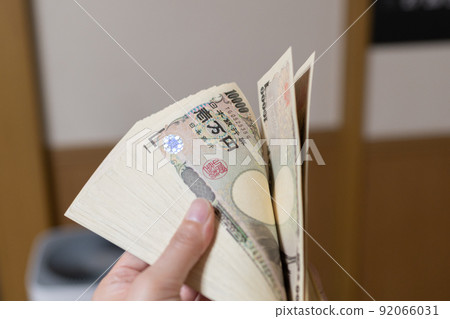 Counting bills Counting bills 92066031