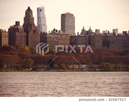 黃昏時分在哈德遜河上空的紐約曼哈頓的建築物。 黃昏時分在哈德遜河上空的紐約曼哈頓的建築物。 92067427