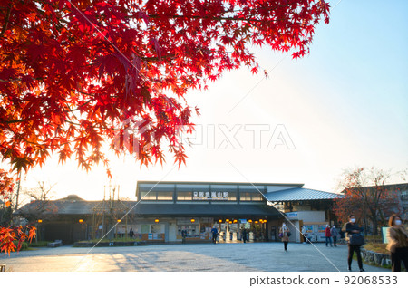 [京都]11月紅葉季節阪急嵐山站 92068533