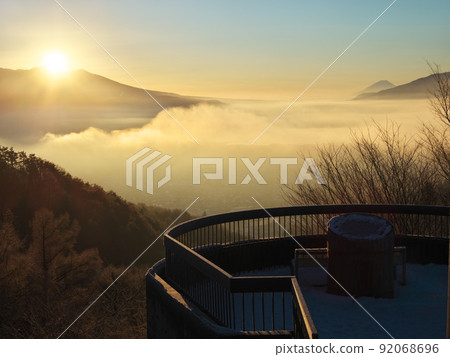 冬天從潮峰小野館公園的觀景台俯瞰諏訪盆地和在薄霧中冒出的日出 冬天從潮峰小野館公園的觀景台俯瞰諏訪盆地和在薄霧中冒出的日出 92068696