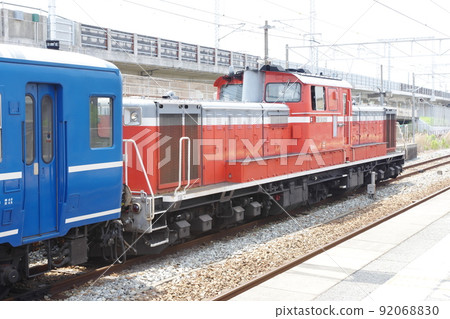 DD51 type diesel locomotive stopped at Gochaku Station on the Sanyo Main Line, towing a 12-series passenger car DD51 type diesel locomotive stopped at Gochaku Station on the Sanyo Main Line, towing a 12-series passenger car 92068830