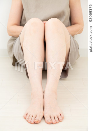 Middle women's feet in summer clothes 92069576