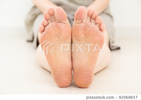 The soles of middle women's feet The soles of middle women's feet 92069657