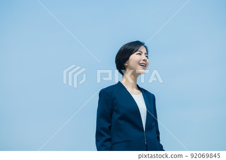 商務女性藍天套裝 92069845