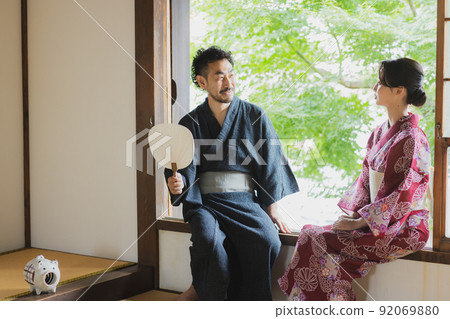 Yukata couple Japanese house 92069880