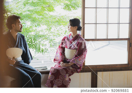 Yukata couple Japanese house 92069881
