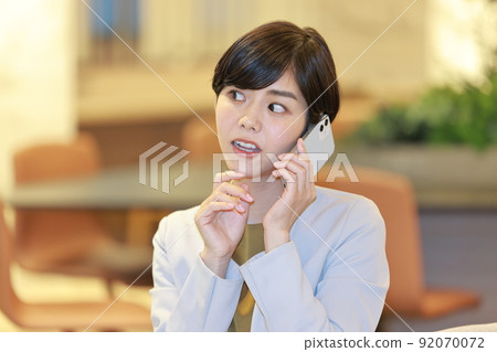 帶著不安的神情打電話的女商人 1 92070072