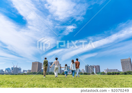 三代家庭手牽手走在公園裡,背影 三代家庭手牽手走在公園裡,背影 92070249