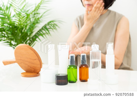 Middle woman doing makeup 92070588