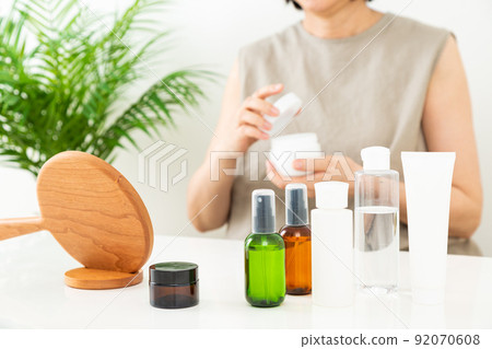 Middle woman doing makeup Middle woman doing makeup 92070608