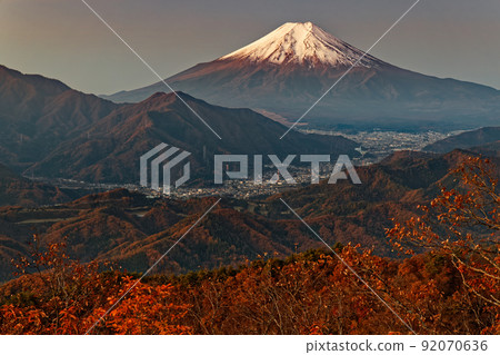 從高川山看黎明時分的富士山 92070636