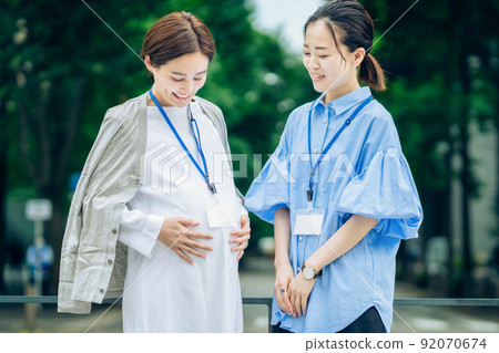 Business woman talking to a pregnant woman Business woman talking to a pregnant woman 92070674