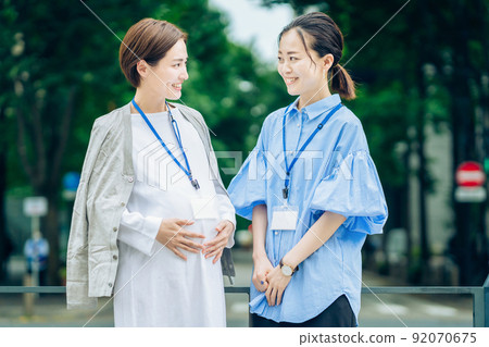 Business woman talking to a pregnant woman 92070675