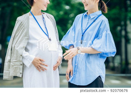 女商人與一名孕婦交談 92070676