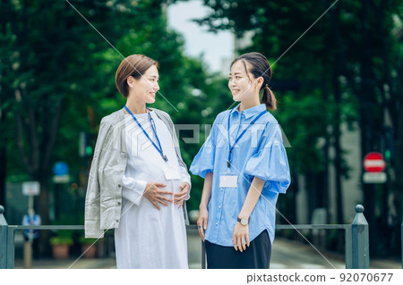 女商人與一名孕婦交談 92070677