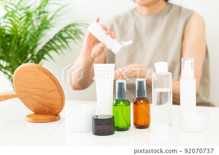 Middle woman doing makeup Middle woman doing makeup 92070737