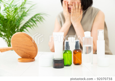 Middle woman doing makeup 92070738