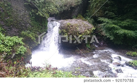 流淌在岩石之間的瀑布 92070788