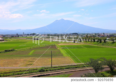 從青森縣稻中館村看初夏的岩木山 從青森縣稻中館村看初夏的岩木山 92070850