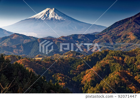從大月市天義輪看到的紅葉山脈和富士山 92071447