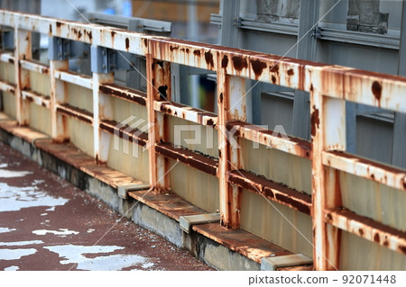 生鏽的人行天橋扶手圖像 92071448