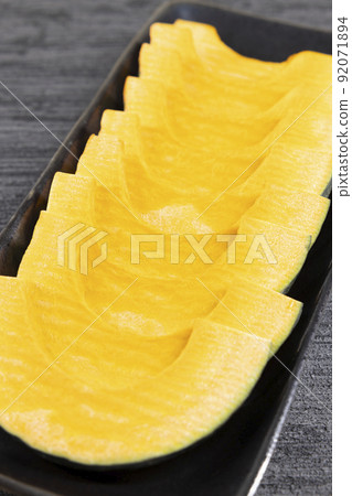 Sliced pumpkin for barbecue 92071894