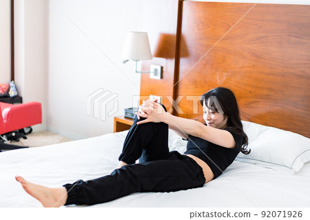 年輕女子在床上伸展 92071926