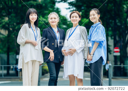 不同年齡的女性與孕婦交談 92072722