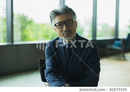 頭髮灰白的商人 92073595
