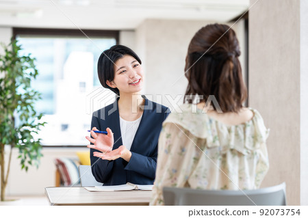 為年輕女性提供諮詢的規劃師 為年輕女性提供諮詢的規劃師 92073754