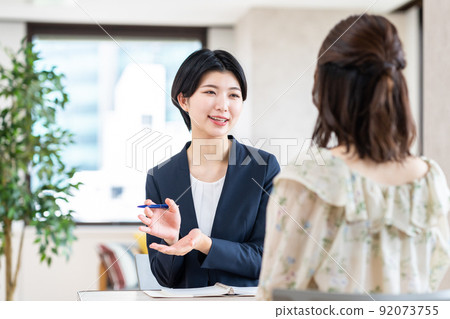 為年輕女性提供諮詢的規劃師 為年輕女性提供諮詢的規劃師 92073755