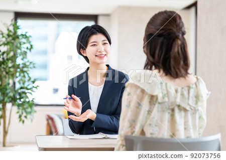 為年輕女性提供諮詢的規劃師 92073756