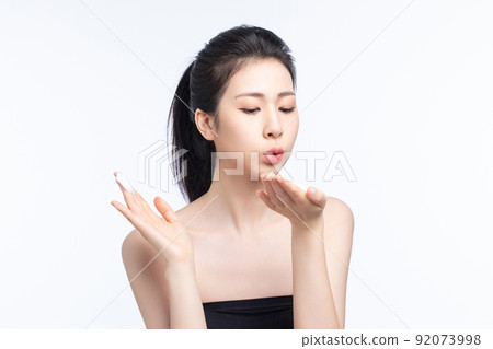 Asian beauty doing makeup 92073998