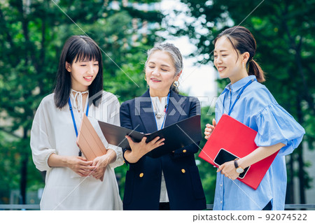 以白髮女性為中心的業務團隊 以白髮女性為中心的業務團隊 92074522