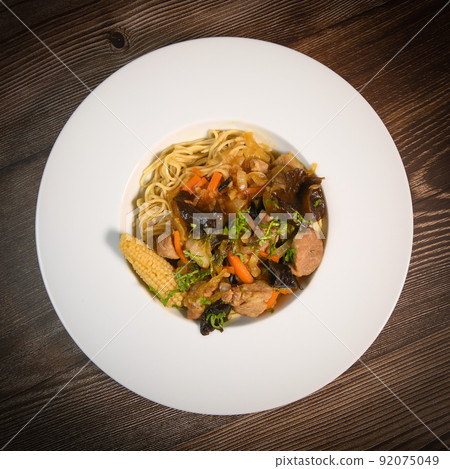 RECIPE FOR WOK-COOKED PORK LOIN, BLACK MUSHROOM, CHINESE NOODLE, CORN ON THE COB, CARROT, CARAMEL 92075049