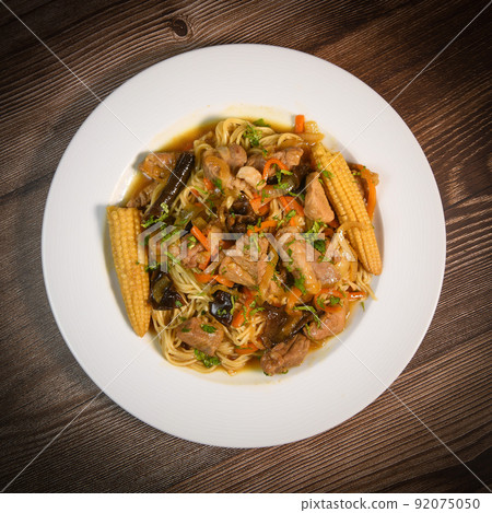 RECIPE FOR WOK-COOKED PORK LOIN, BLACK MUSHROOM, CHINESE NOODLE, CORN ON THE COB, CARROT, CARAMEL 92075050