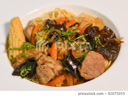 RECIPE FOR WOK-COOKED PORK LOIN, BLACK MUSHROOM, CHINESE NOODLE, CORN ON THE COB, CARROT, CARAMEL 92075055