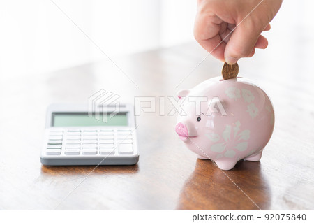 將 10 日元硬幣放入存錢罐的人 將 10 日元硬幣放入存錢罐的人 92075840