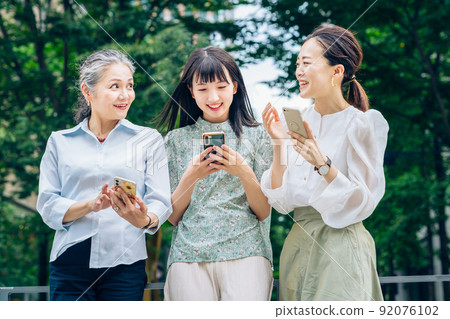 使用智能手機的各個年齡段的女性 使用智能手機的各個年齡段的女性 92076102