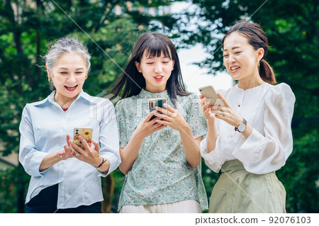 使用智能手機的各個年齡段的女性 92076103