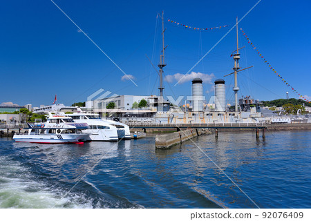 關東三笠公園世界上最古老的鋼鐵戰艦三笠和停泊在神奈川縣橫須賀市三笠碼頭的猿島渡輪 關東三笠公園世界上最古老的鋼鐵戰艦三笠和停泊在神奈川縣橫須賀市三笠碼頭的猿島渡輪 92076409