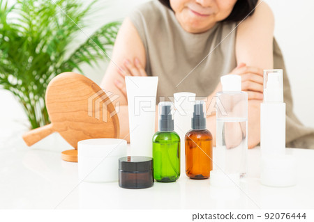 Middle woman doing makeup 92076444